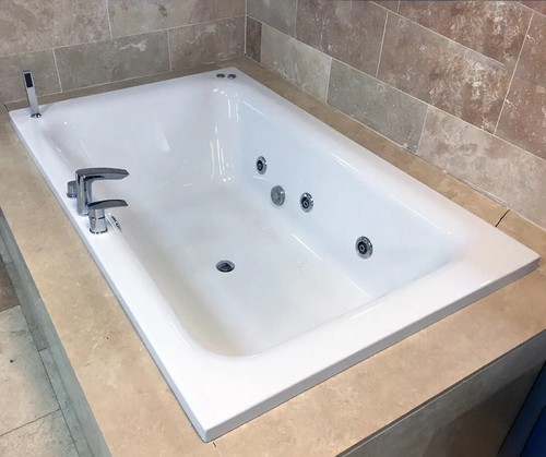 Large bath with - bath, jets